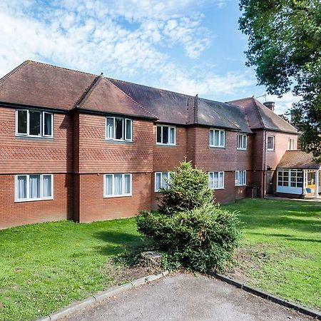 Travelodge Walton On Thames Exteriör bild