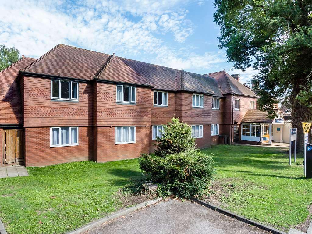 Travelodge Walton On Thames Exteriör bild